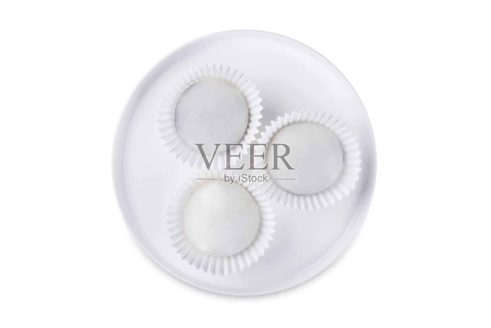 白色背景上盘子里的麻糬,内含红豆沙的日本米制甜点照片摄影图片