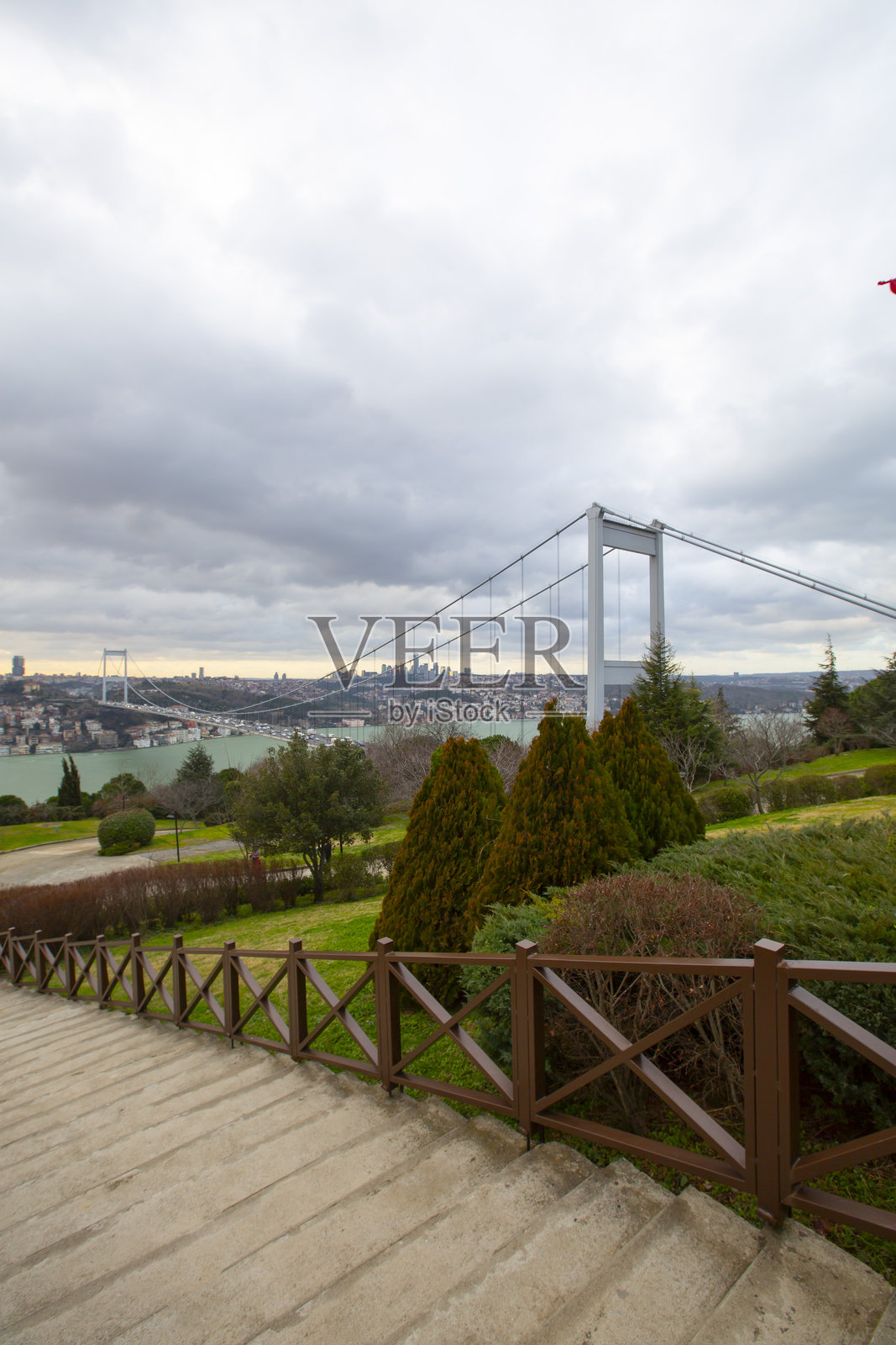 法提赫苏尔坦梅赫梅特大桥的基础于1985年5月29日奠基,建设于1985年12月4日开始。目前,它在世界上最大的钢悬索桥中排名第14。照片摄影图片