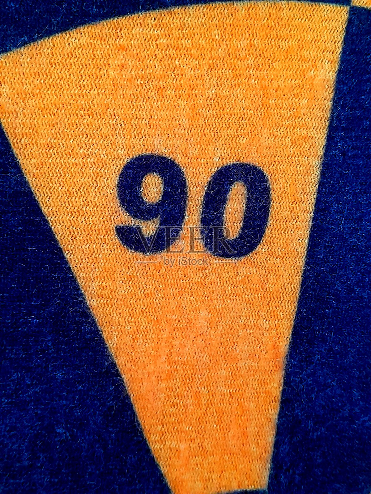 玩具飞镖桌上的90号。照片摄影图片