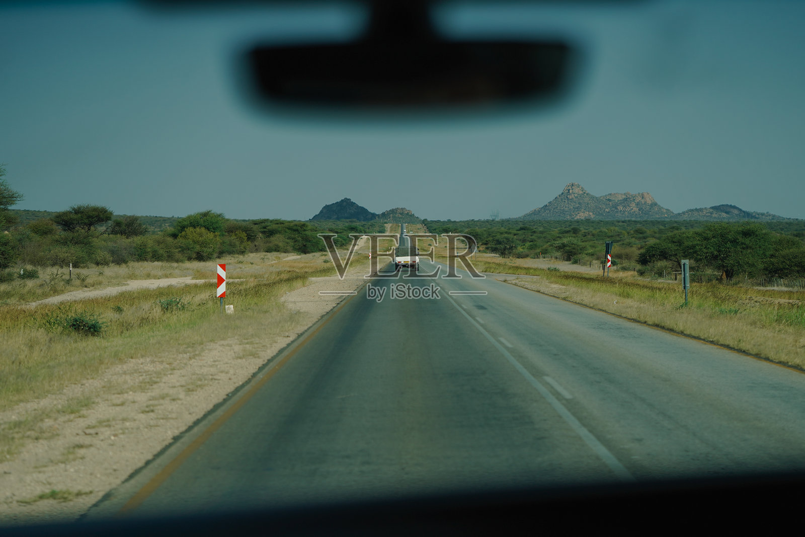 纳米比亚公路上行驶的汽车照片摄影图片