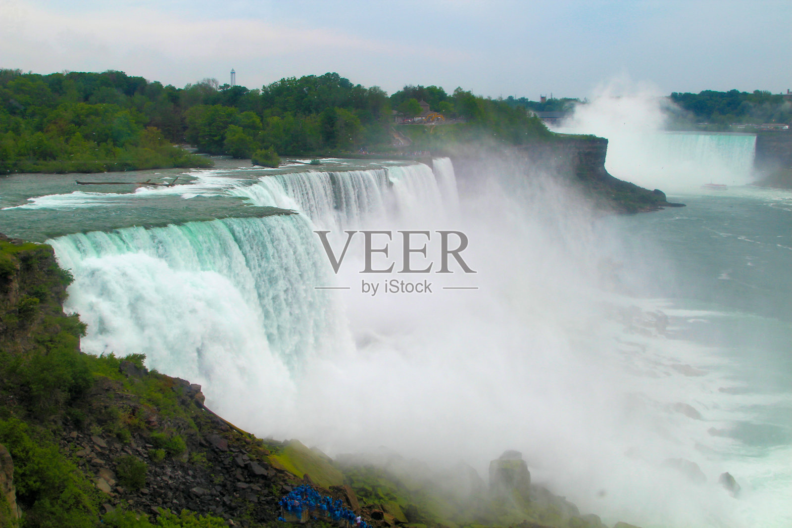 尼亚加拉大瀑布的美丽景色,四周环绕着郁郁葱葱的绿树。照片摄影图片