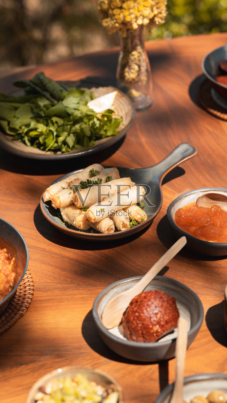 色彩丰富的早餐拼盘与蘸酱照片摄影图片