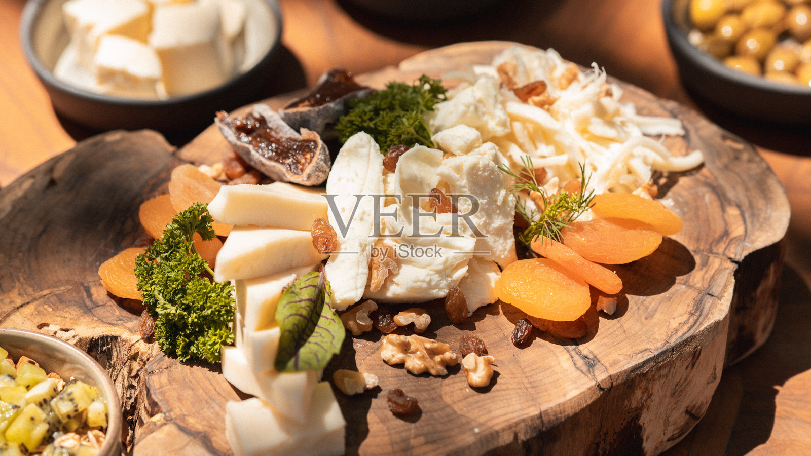 户外木桌上的丰盛早餐照片摄影图片