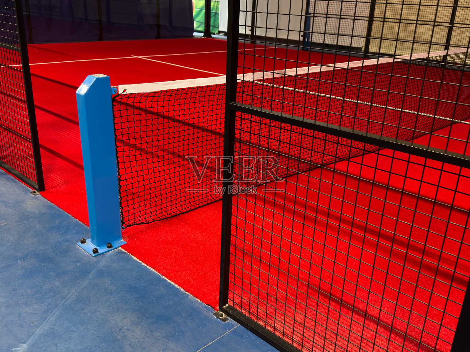 红色乒乓球场的网和中心线视图。球拍运动照片摄影图片