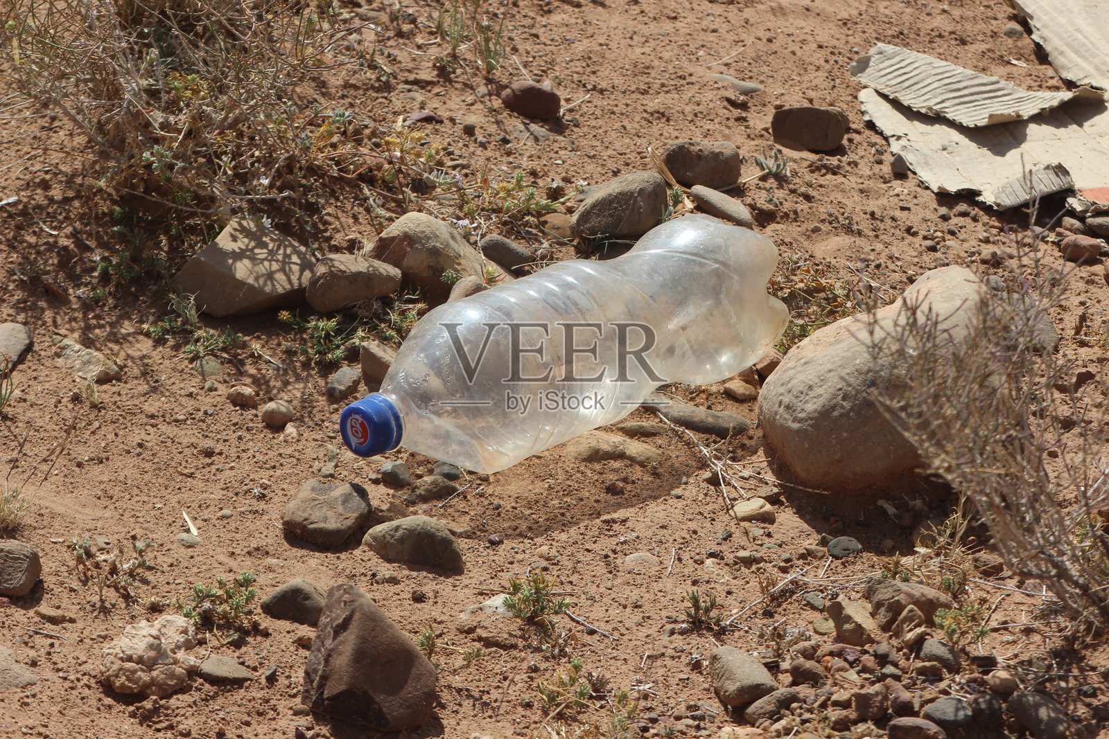 空塑料瓶躺在地上照片摄影图片