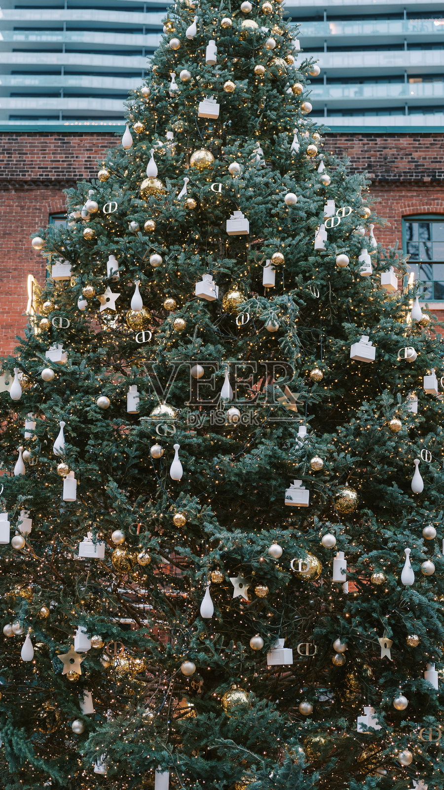 装饰华丽的圣诞树,挂满金色和白色的饰品照片摄影图片