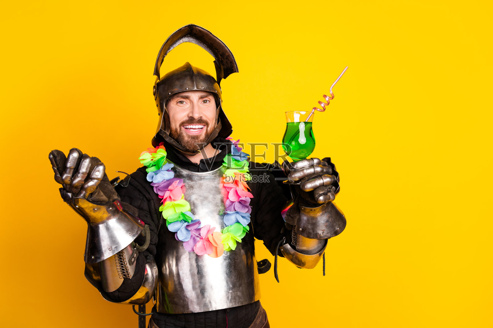 身穿中世纪盔甲的快乐男子,背景为鲜艳的黄色,带有现代风格的元素照片摄影图片