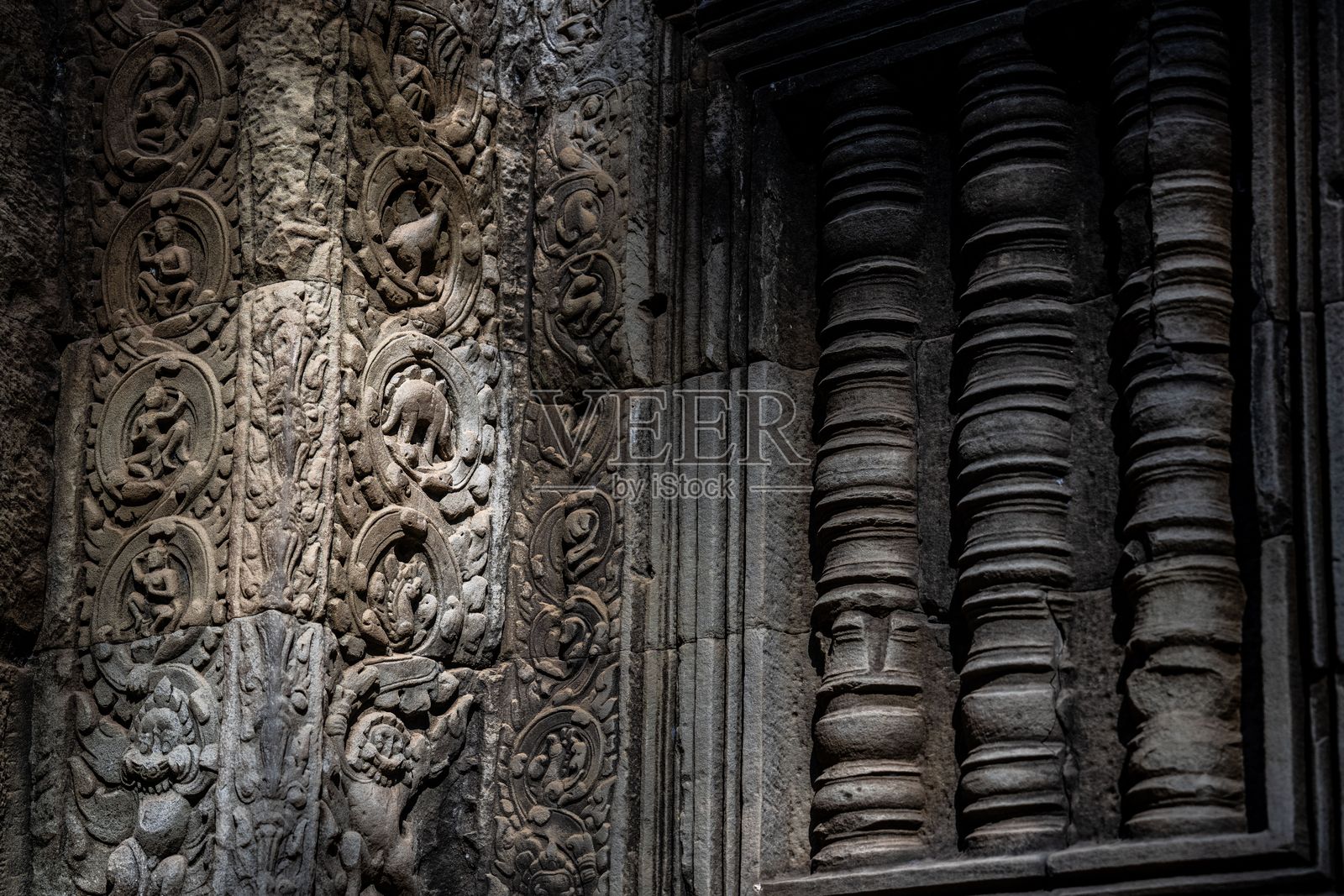 寺庙墙上的精美石雕照片摄影图片