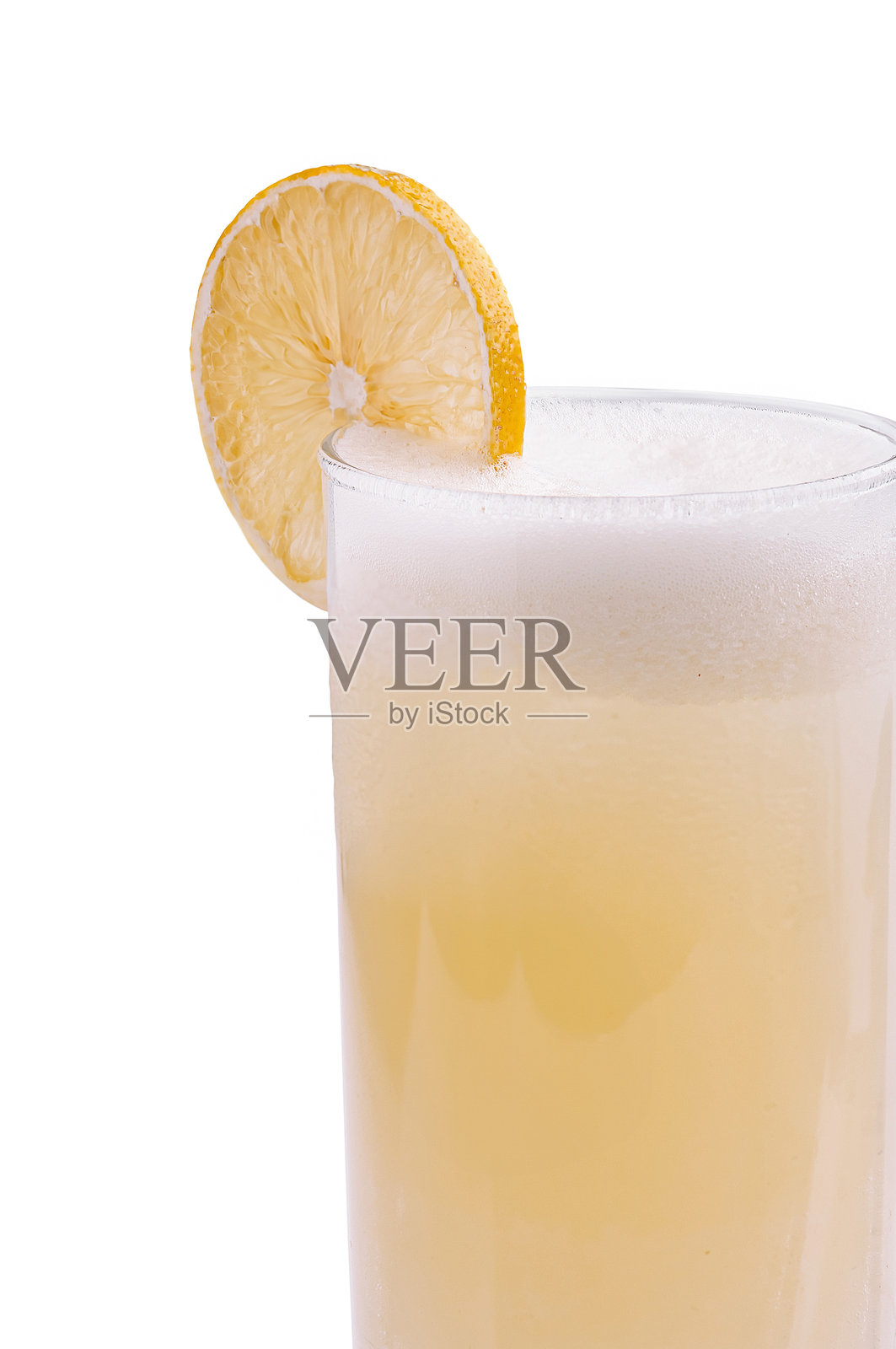 清爽的柠檬饮料,装在高脚杯中,配有柠檬片和泡沫丰富的泡沫。照片摄影图片