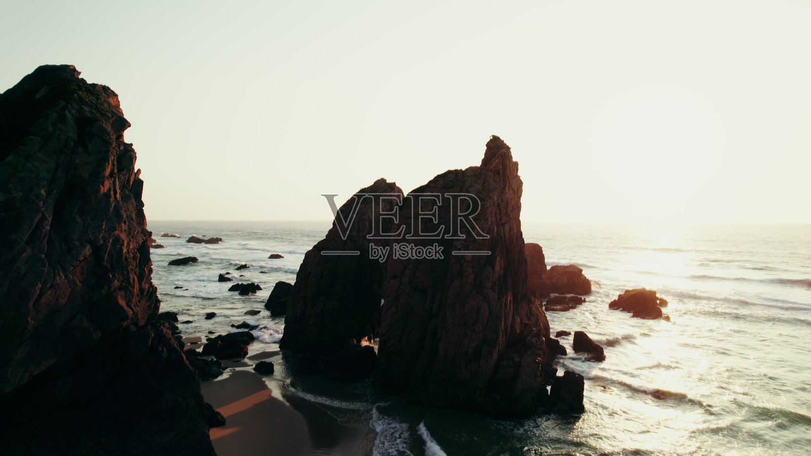 海岸边的岩石,航拍视角照片摄影图片