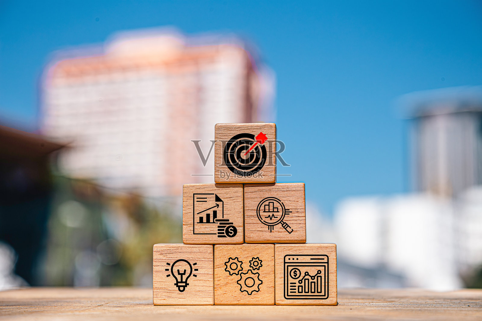 包含战略发展、市场目标、公司成功和成功与增长目标图标的立方体。开始并设定商业目标。照片摄影图片