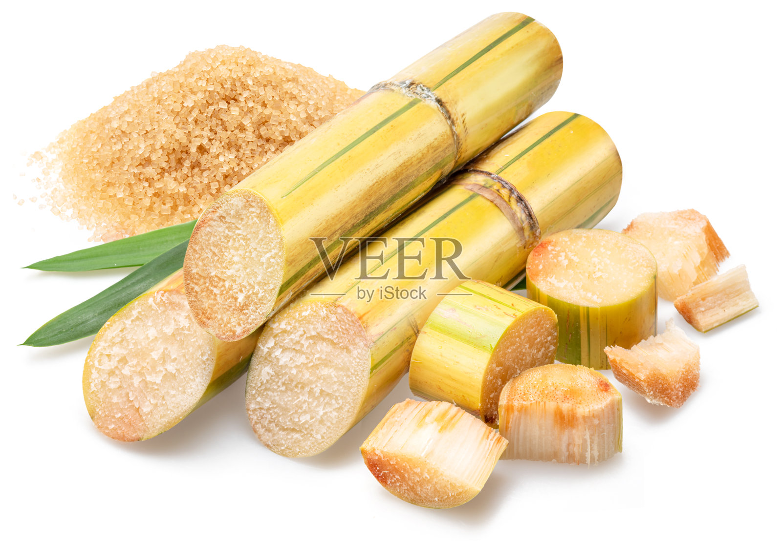 甘蔗切段和一堆红糖,背景为白色。照片摄影图片