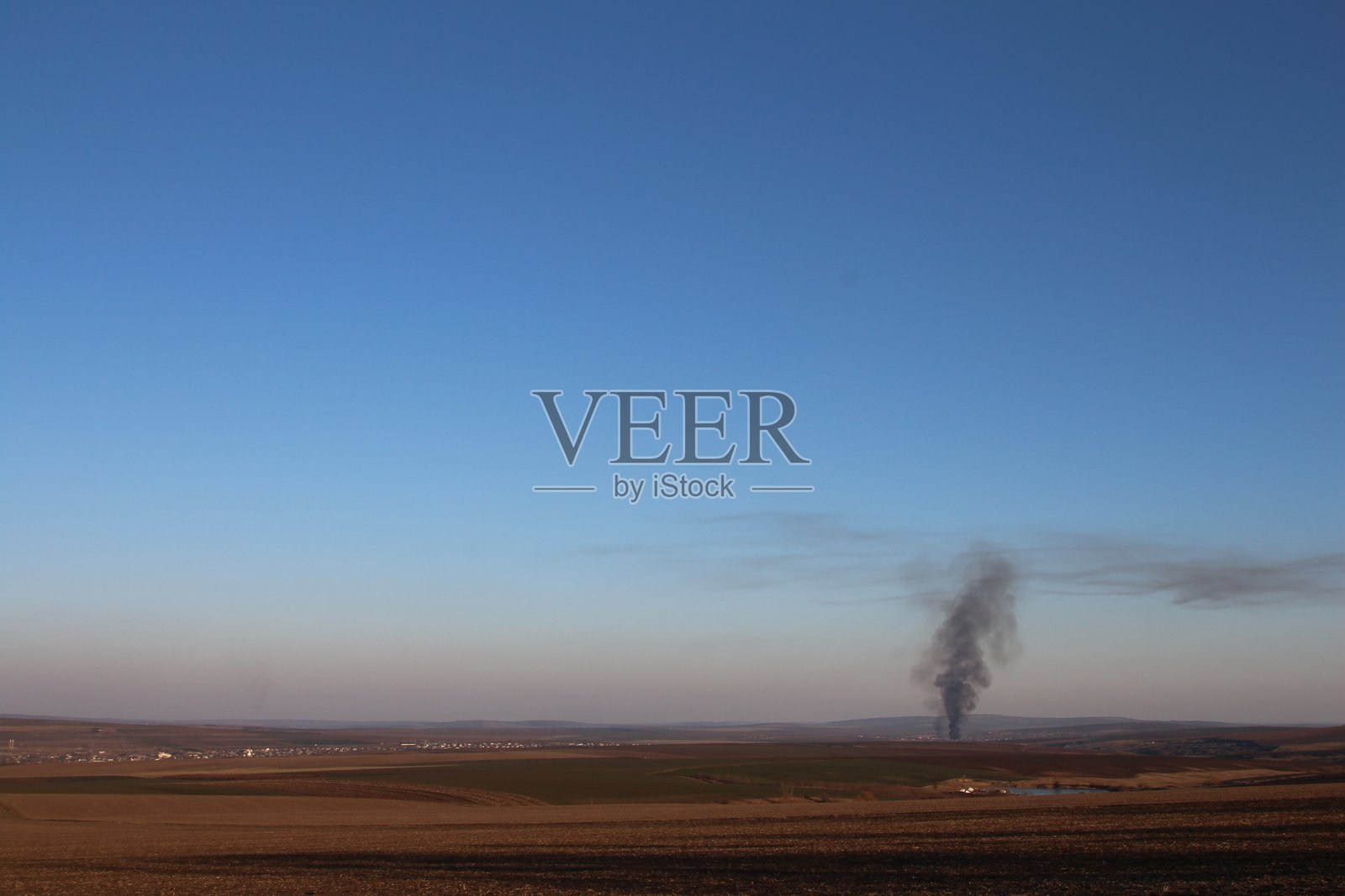 一幅有树和蓝天的风景画照片摄影图片