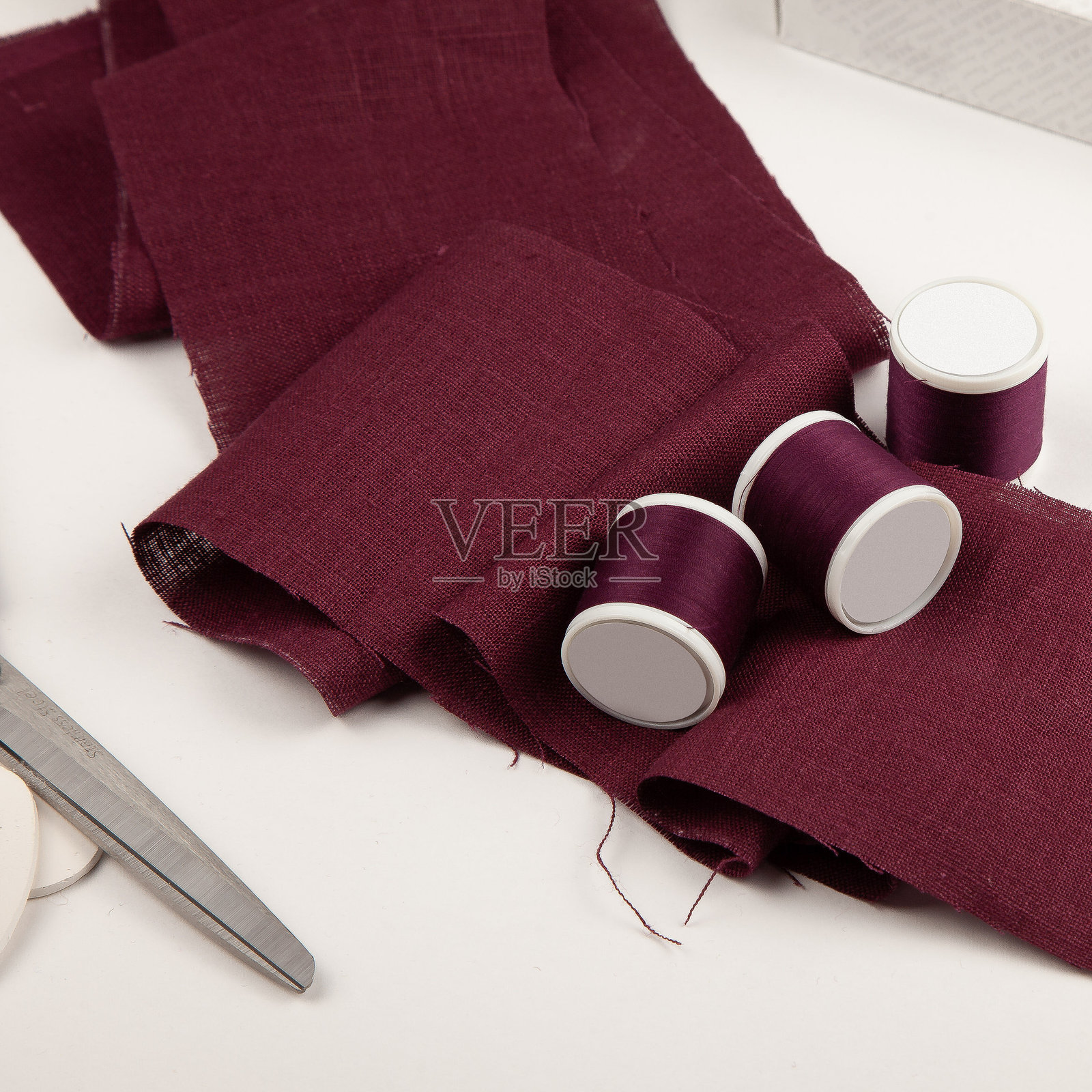 红色布料与缝纫线卷照片摄影图片