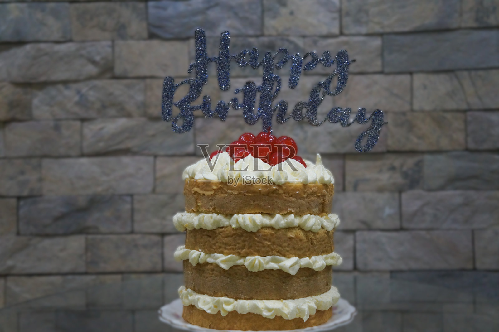 层层蛋糕上有“生日快乐”的标志照片摄影图片