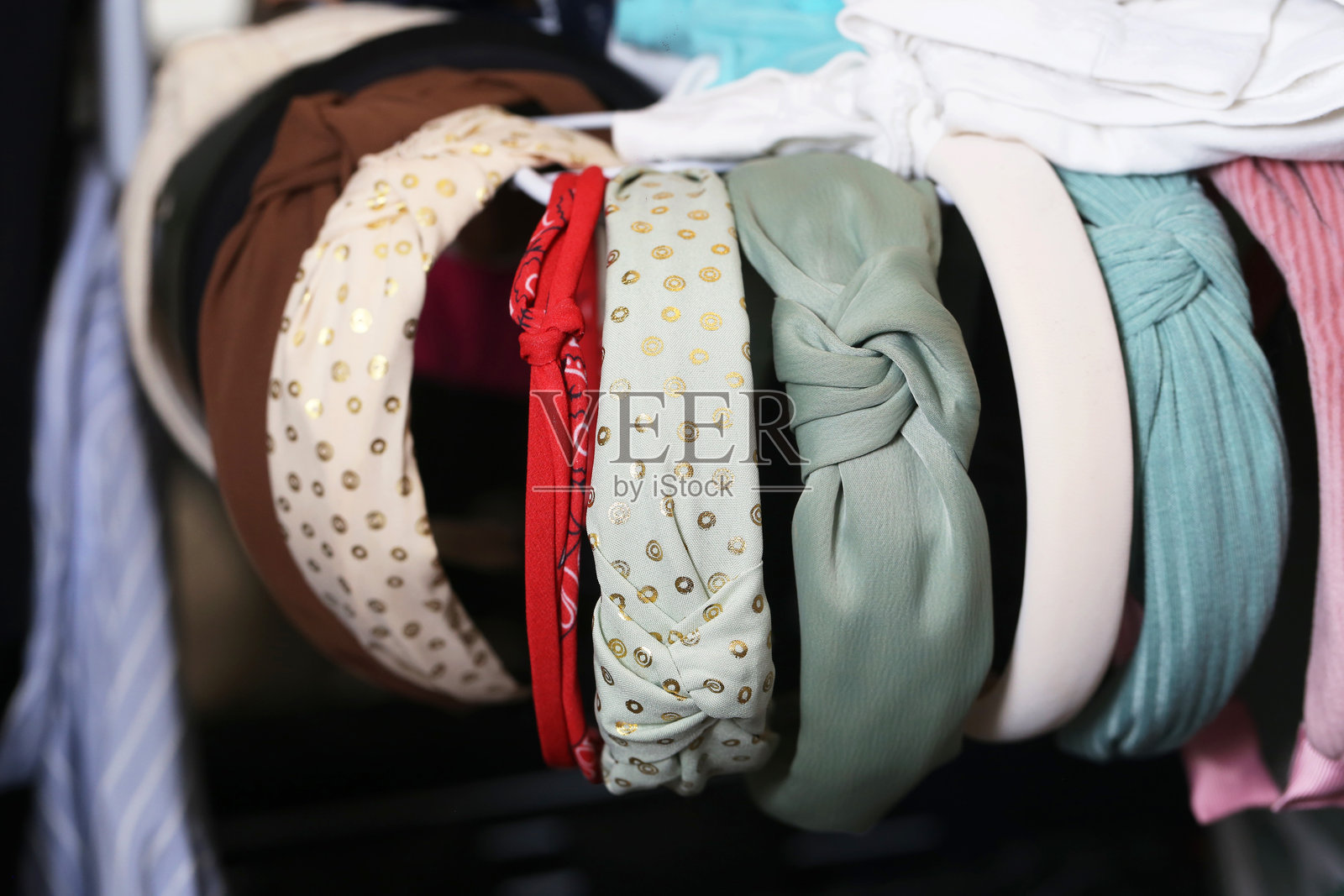 多样化的时尚发带收藏。优雅而休闲的女性头饰。照片摄影图片