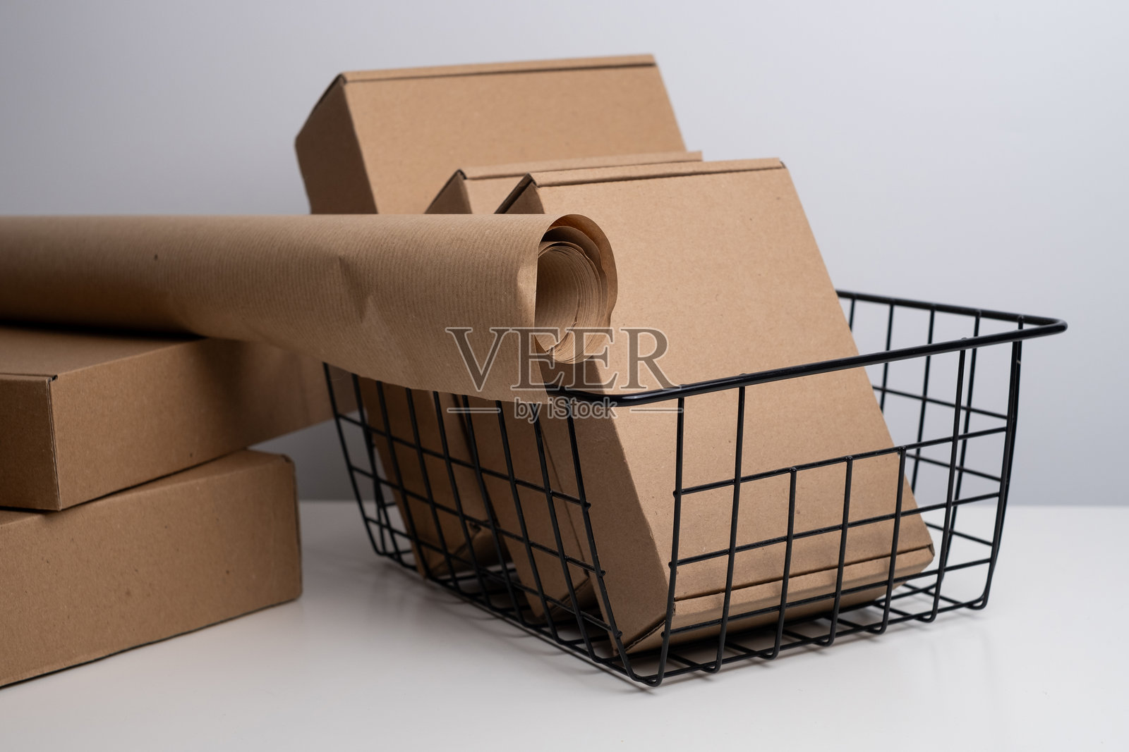 棕色纸箱。白色背景上的纸板箱。留白处可填写文字。礼品盒照片摄影图片