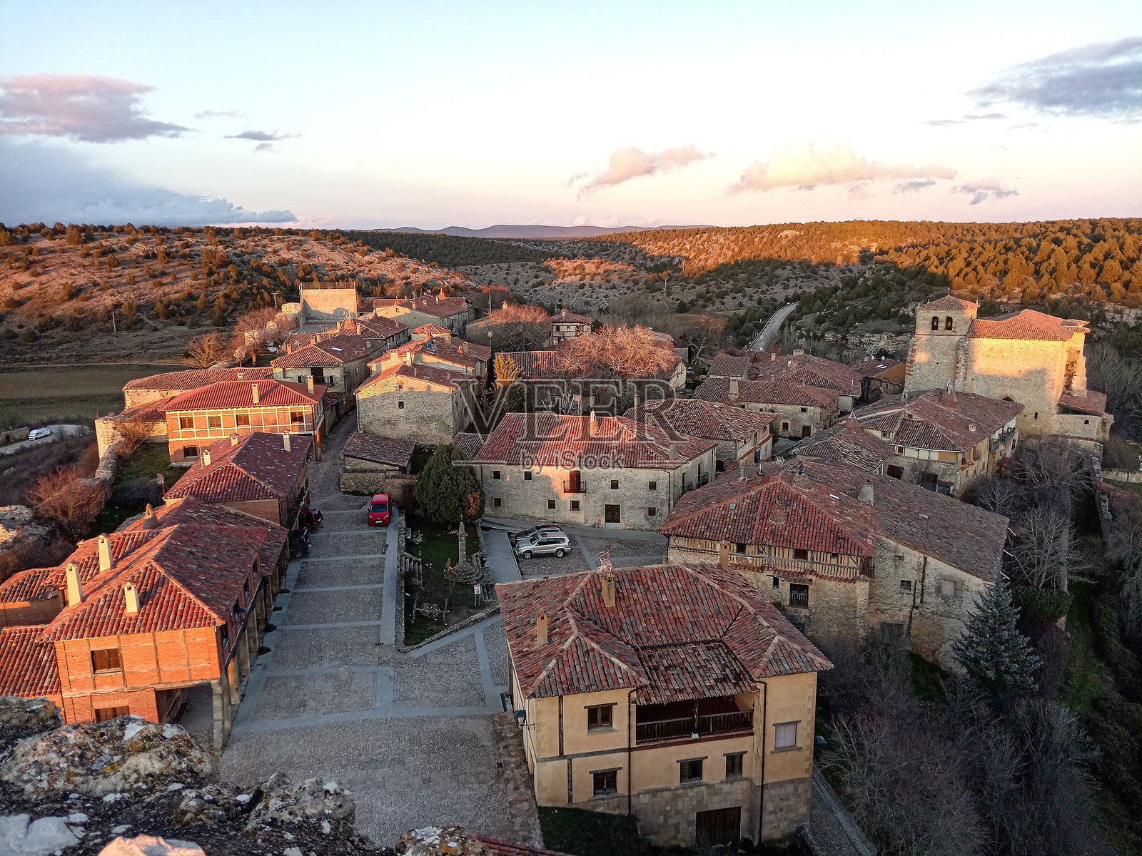 历史悠久的西班牙村庄,石头房屋和红瓦屋顶照片摄影图片