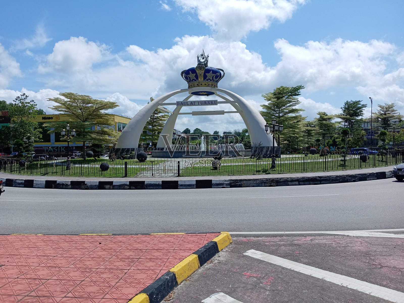 克劳昂市的皇冠环形交叉口入口。照片摄影图片