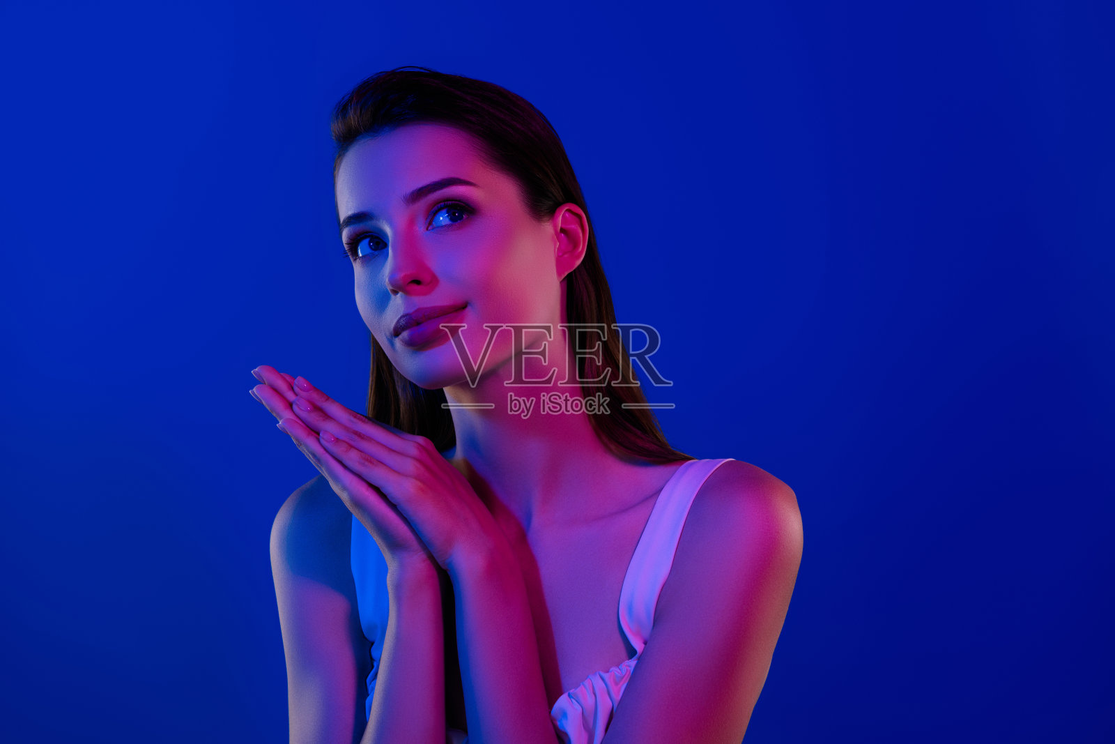 美丽女士在蓝色背景下,经过创新疗法后拥有完美清新的肌肤的照片照片摄影图片