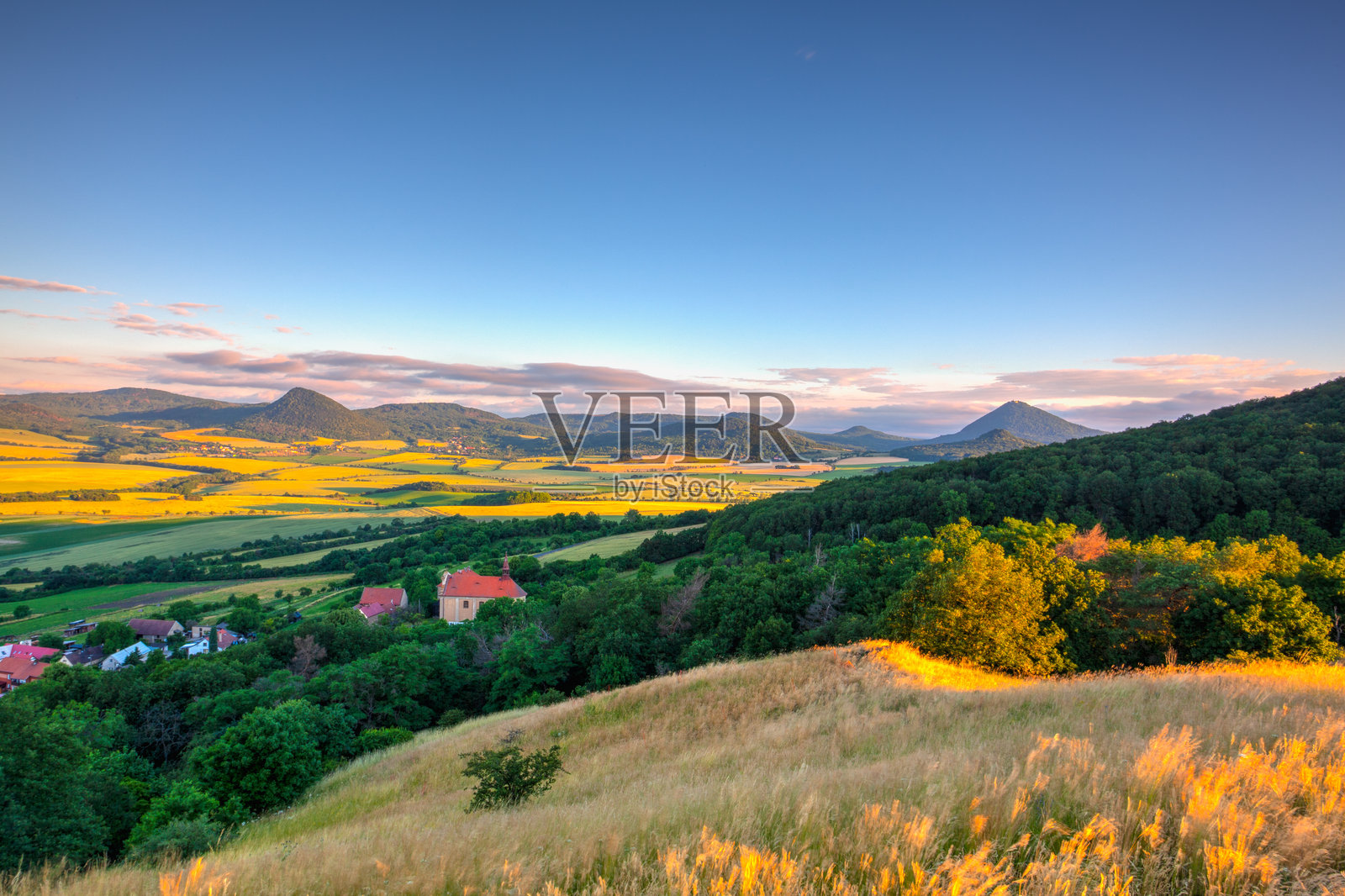 苏托村上方的中波希米亚高地的清晨照片摄影图片