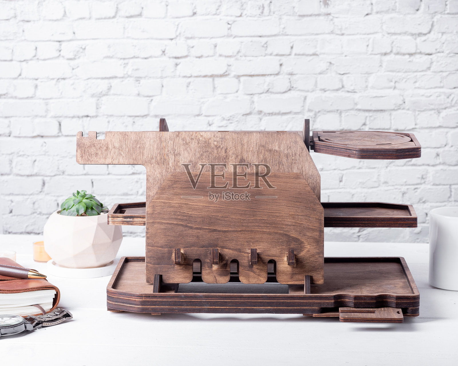 木质收纳盒,带有插槽和隔间,用于存放小工具和配件。照片摄影图片