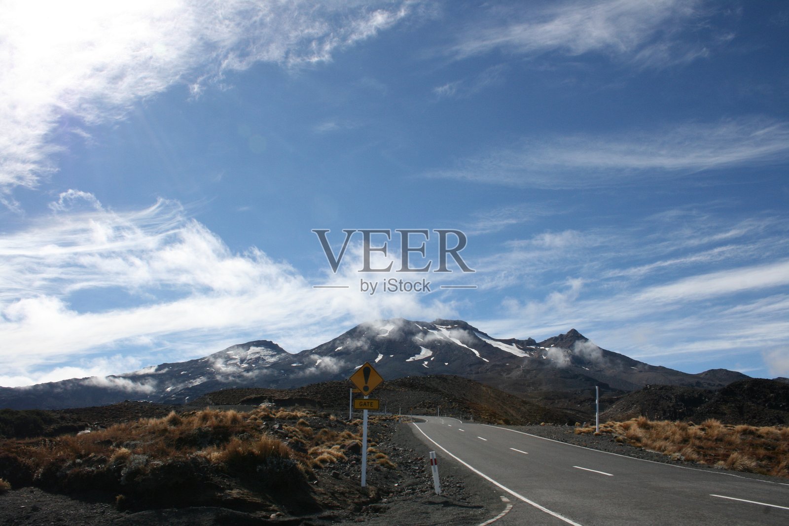 雪山环绕的道路照片摄影图片