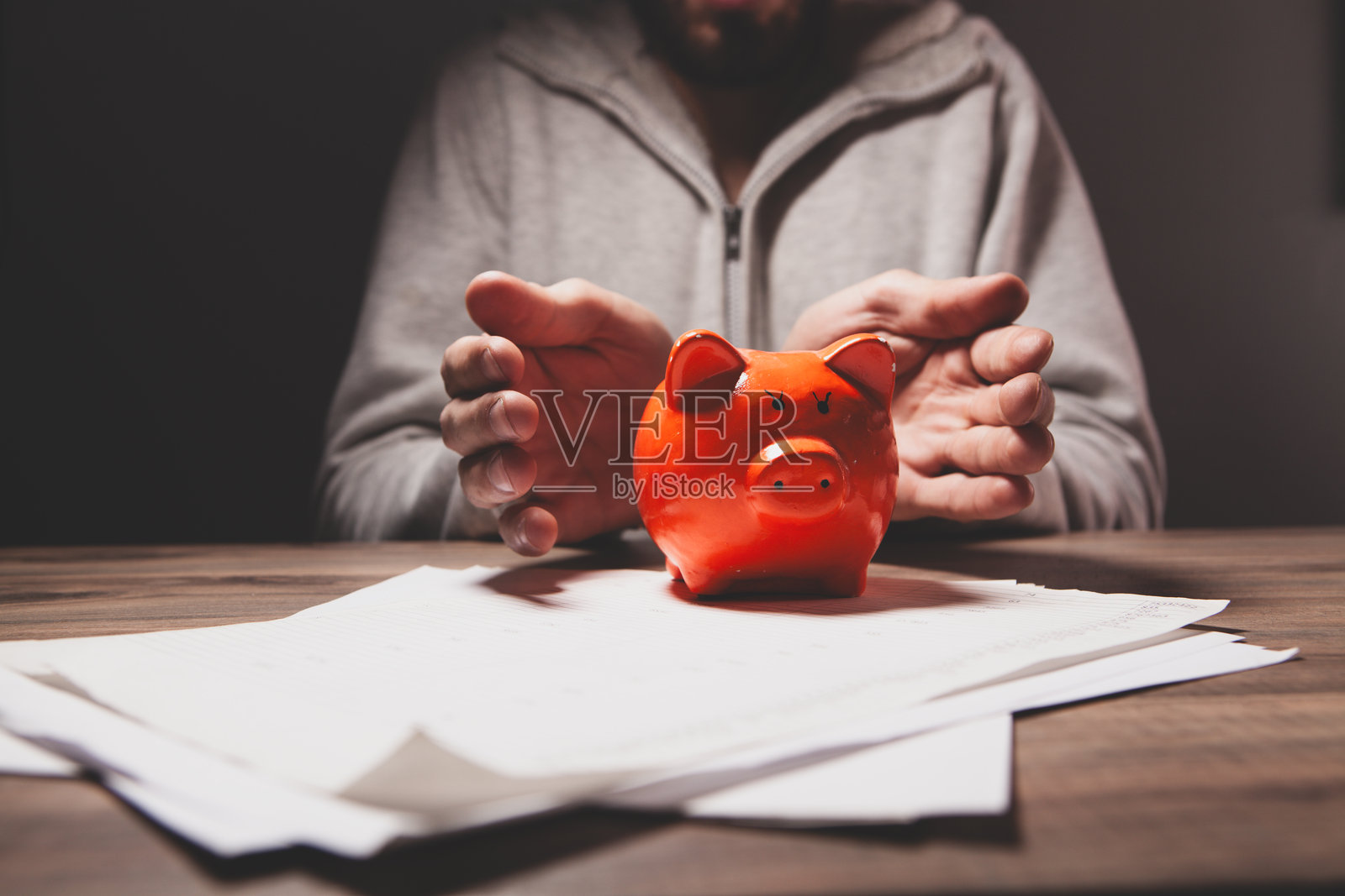 一个商人手中的储蓄罐。照片摄影图片