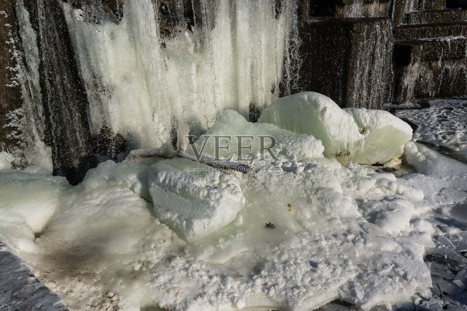 冰冻的瀑布水。二月早晨的冰冻瀑布照片摄影图片