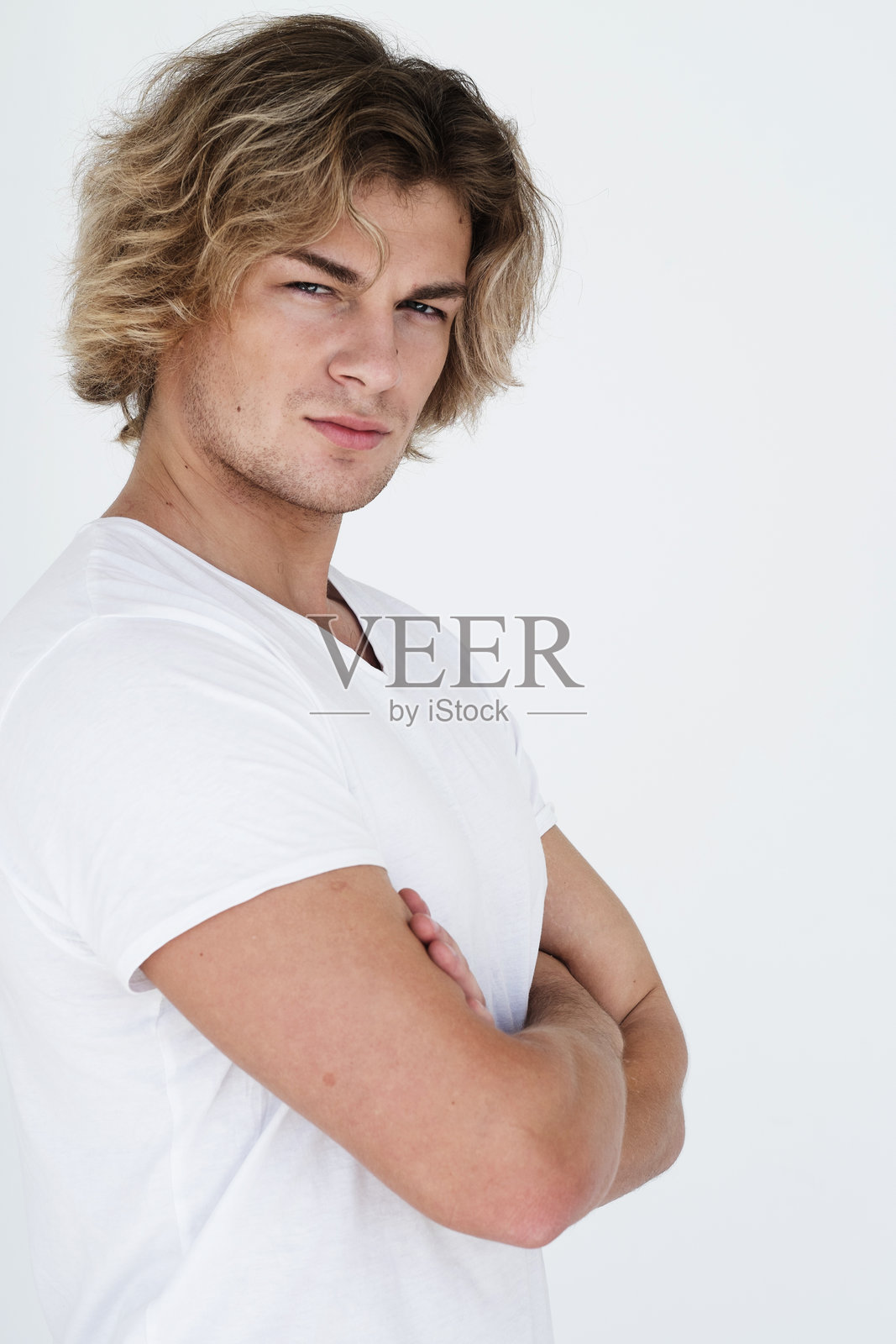 英俊年轻男子的肖像照片摄影图片