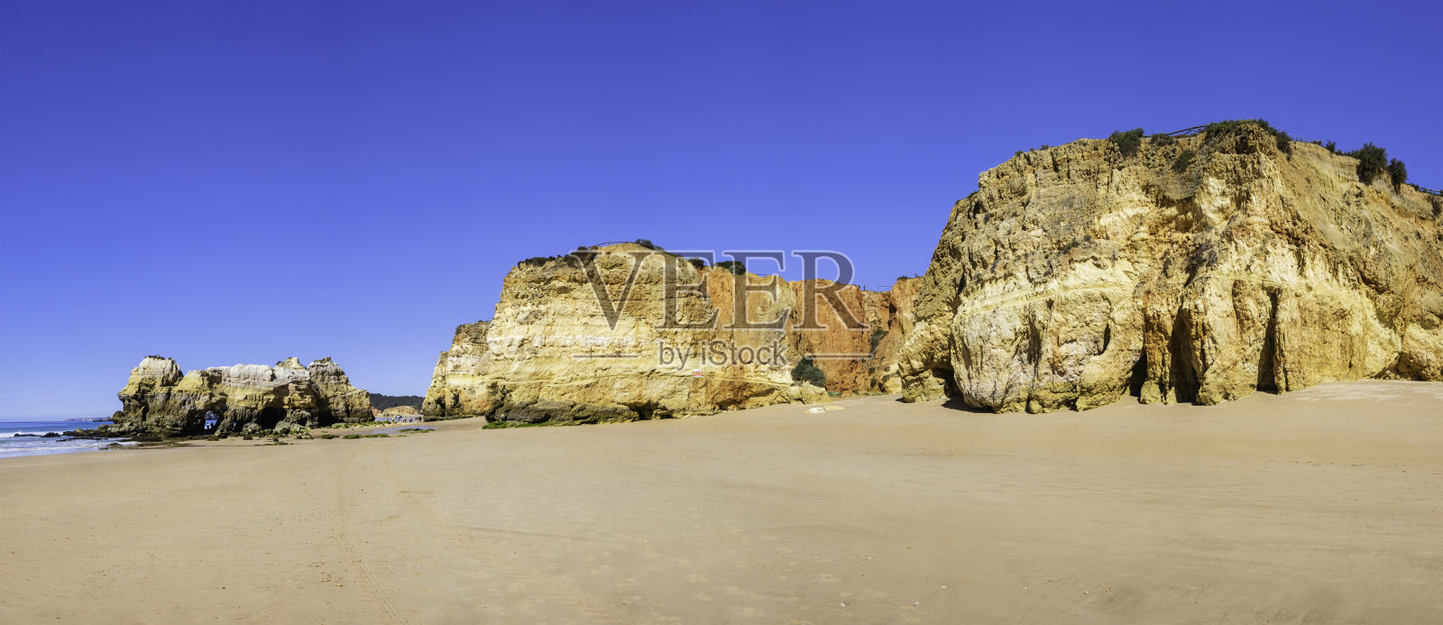 阿尔加维(葡萄牙)波尔蒂芒的美丽海滩之一——特雷斯卡斯特洛斯海滩照片摄影图片