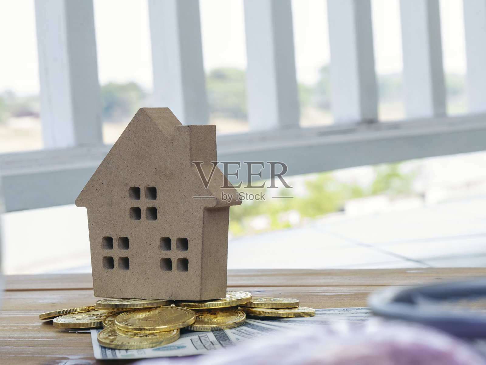 房地产经纪人手握住房商业抵押贷款投资物业。手部保护住宅概念。保险代理人销售住宅所有权家庭保护关怀。照片摄影图片