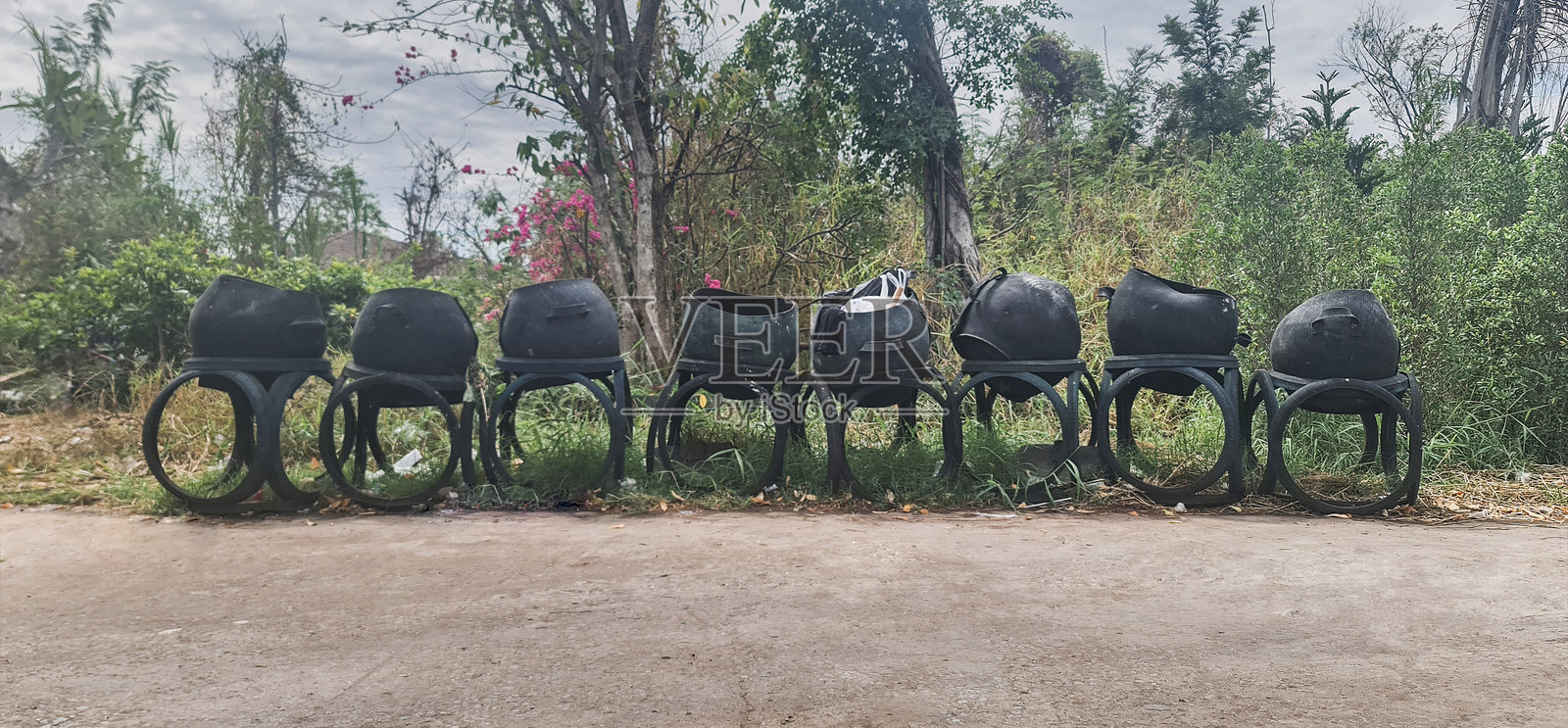 trash made from tires照片摄影图片