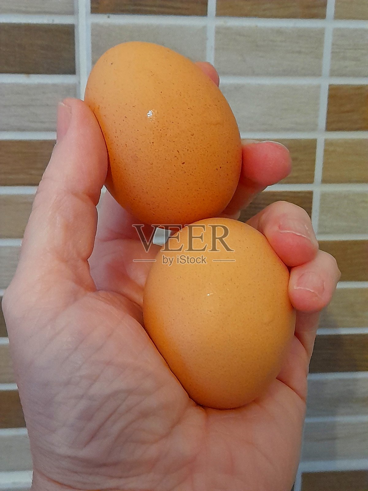 手中拿着两个鸡蛋照片摄影图片