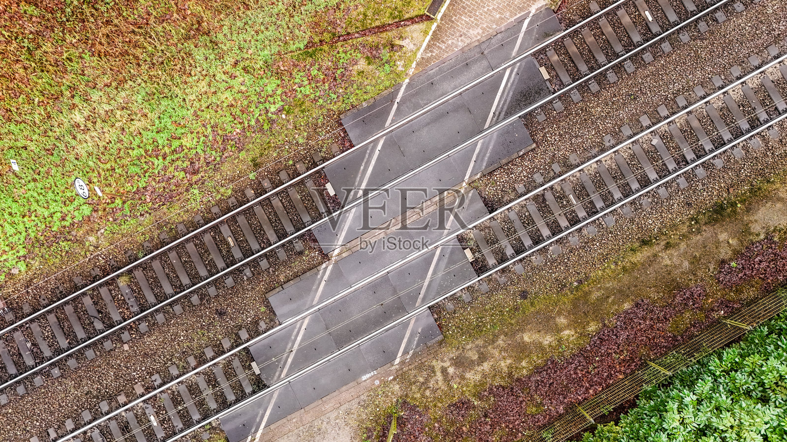 铁路、火车轨道和铁路道口的空中无人机视角,交通和公共交通基础设施概念,荷兰照片摄影图片
