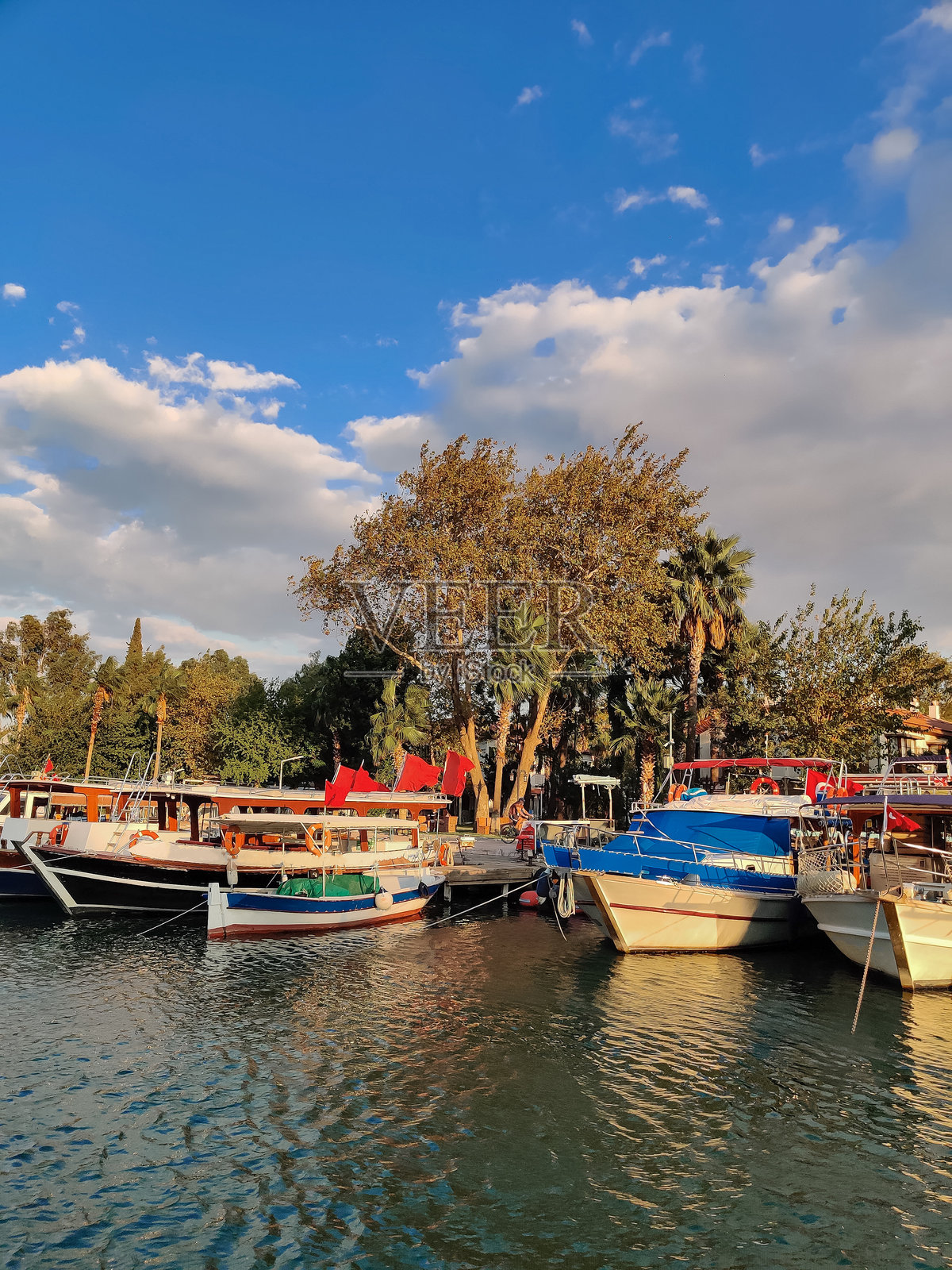 美丽的船只和小艇停泊在岸边。照片摄影图片