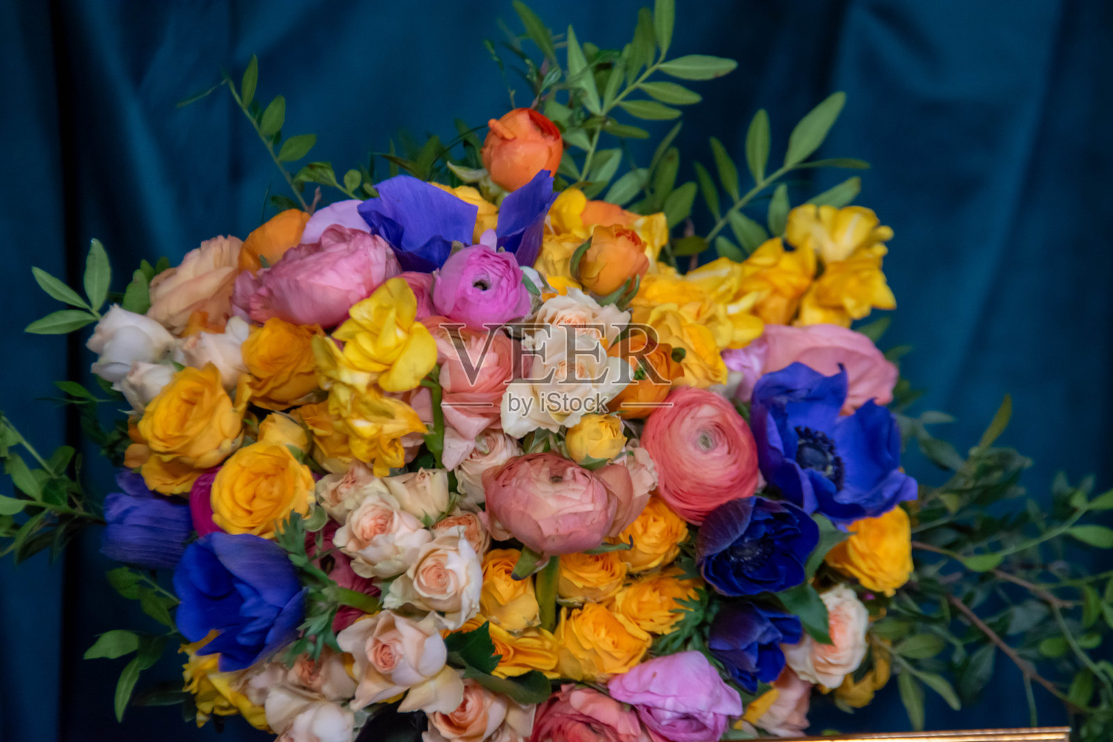 色彩的爆发:一束生机勃勃的花卉束照片摄影图片