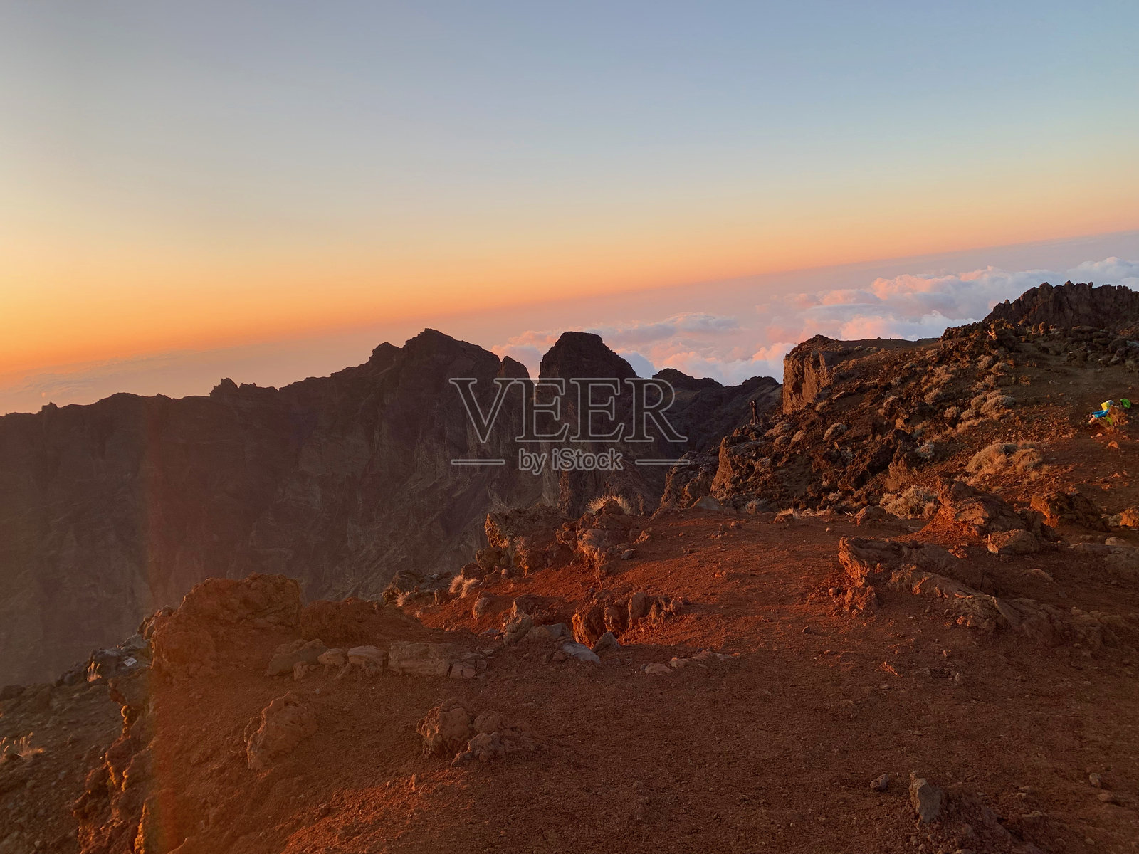 从留尼汪岛的冰雪山顶俯瞰的景色照片摄影图片