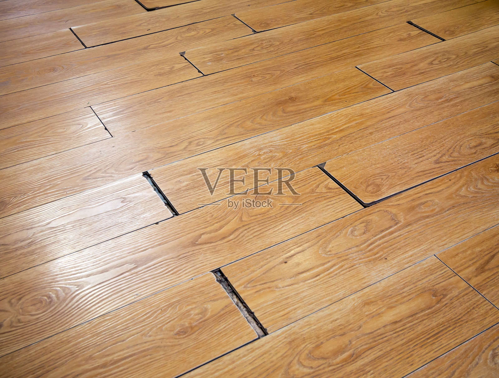 便宜的复合地板经过一段时间后的状态照片摄影图片