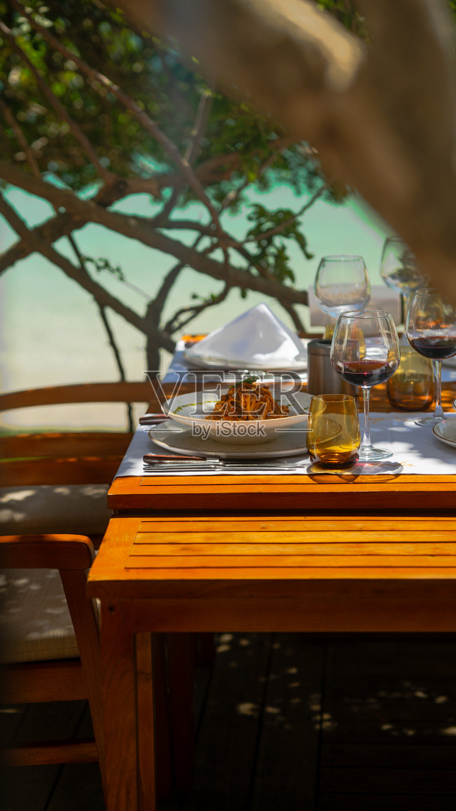 新鲜煮好的意大利面配帕尔马干酪和罗勒 - 餐厅氛围照片摄影图片