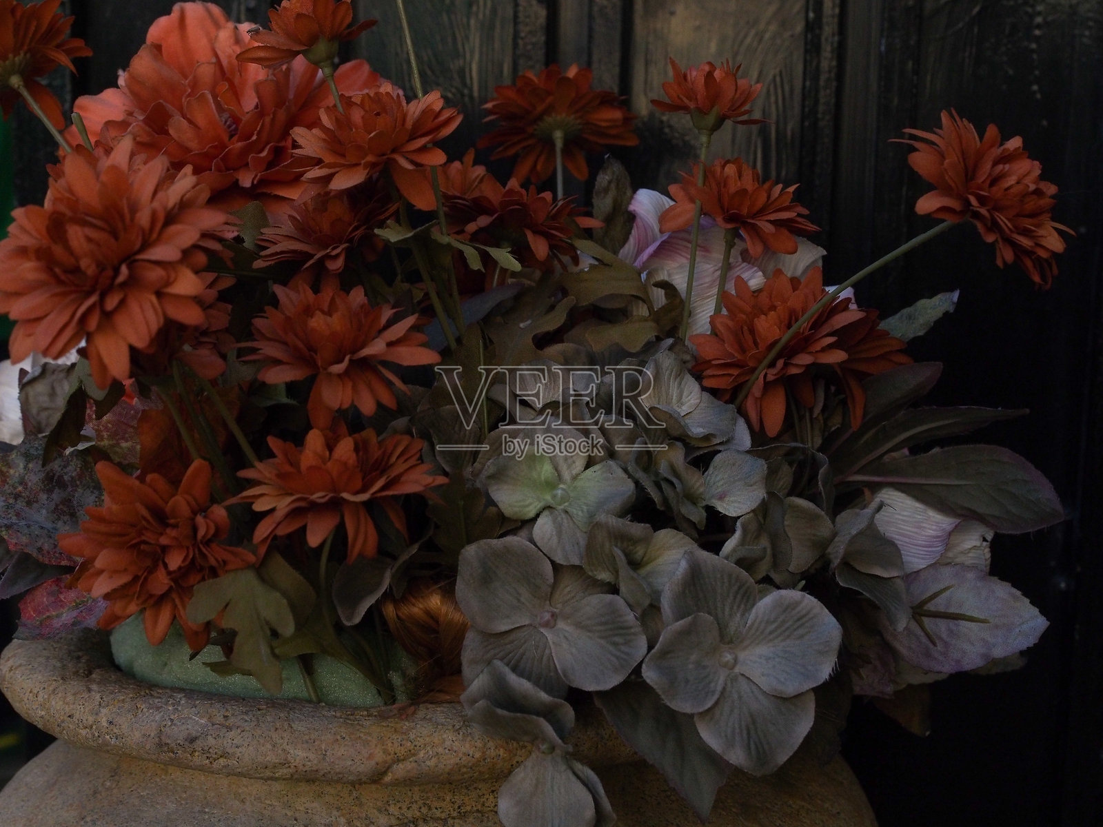 古朴的花卉装饰在一个老旧的花瓶中照片摄影图片