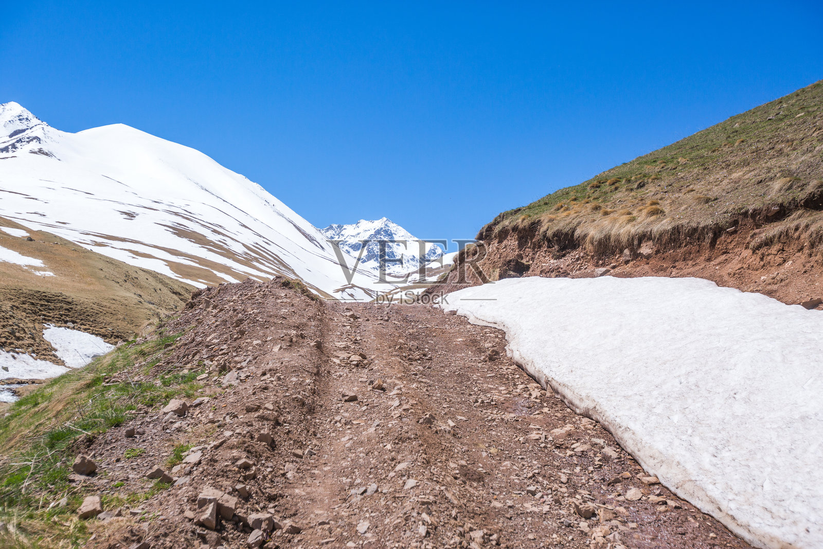 高加索山脉的公路。卡拉恰伊-切尔克斯共和国,俄罗斯照片摄影图片