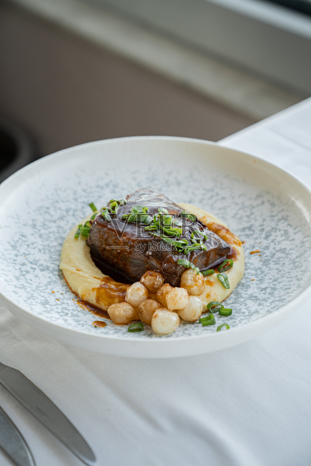 美味的牛排配调味配菜照片摄影图片