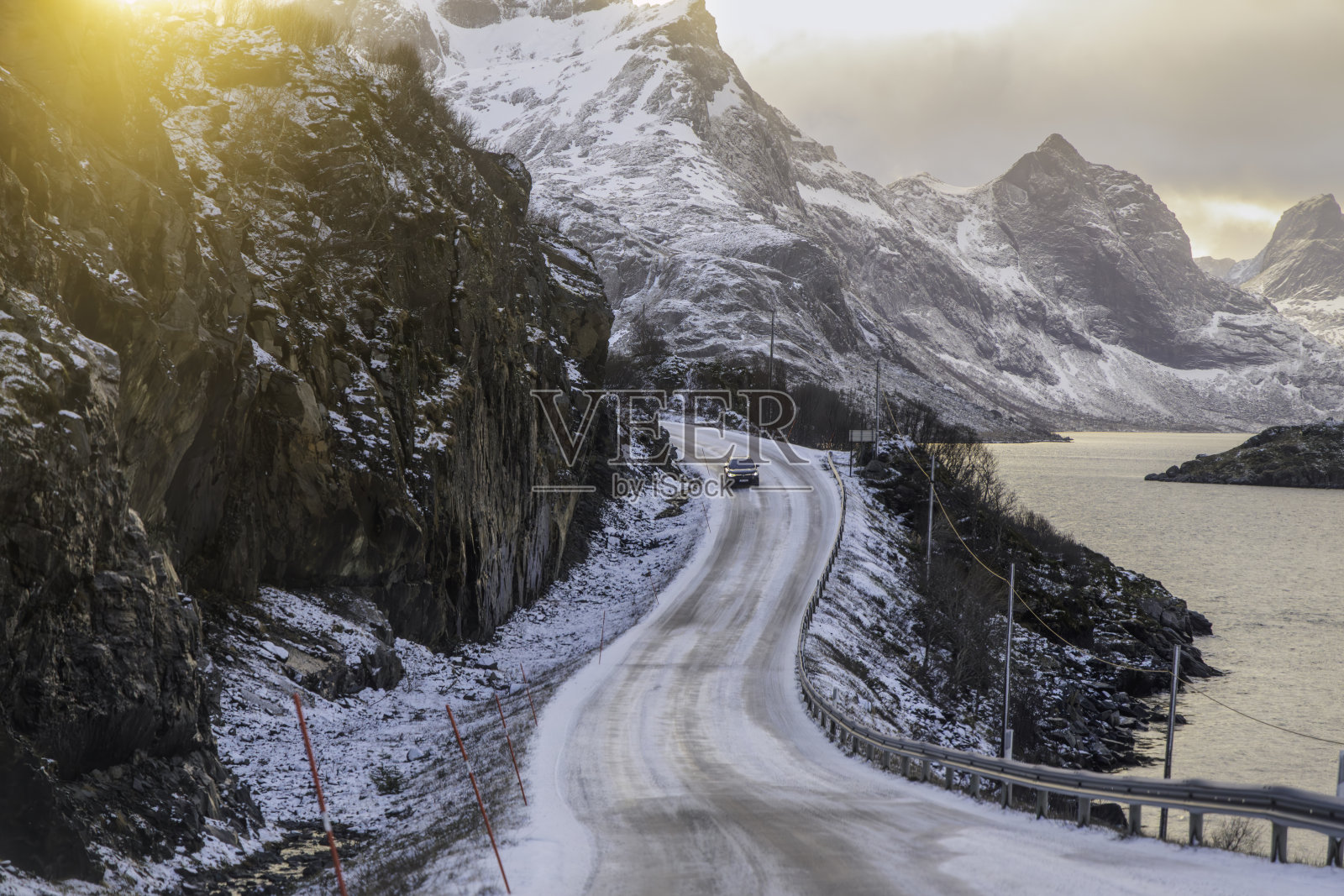 挪威洛弗敦群岛的北极风景中蜿蜒的雪路照片摄影图片