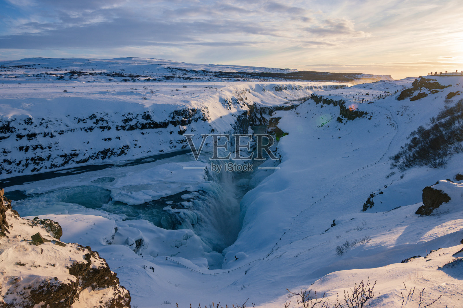 冬季的古尔福斯瀑布被雪覆盖(南冰岛)照片摄影图片