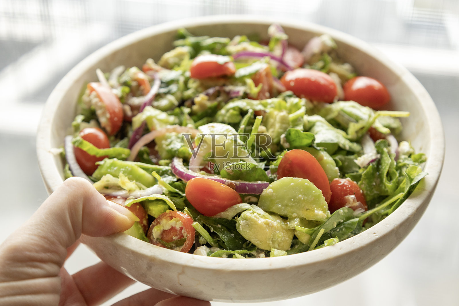 新鲜美味的春季沙拉,包含生菜、西红柿、黄瓜和菲达奶酪特写镜头照片摄影图片