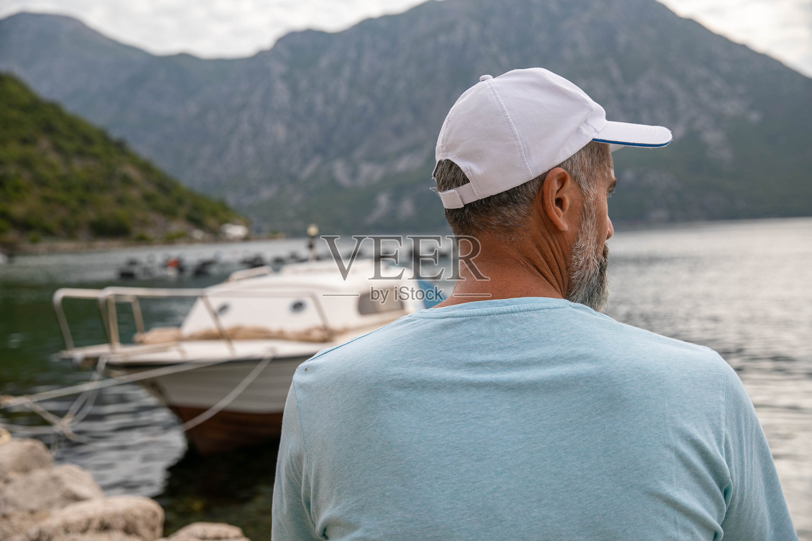 在岩石海岸的孤独照片摄影图片