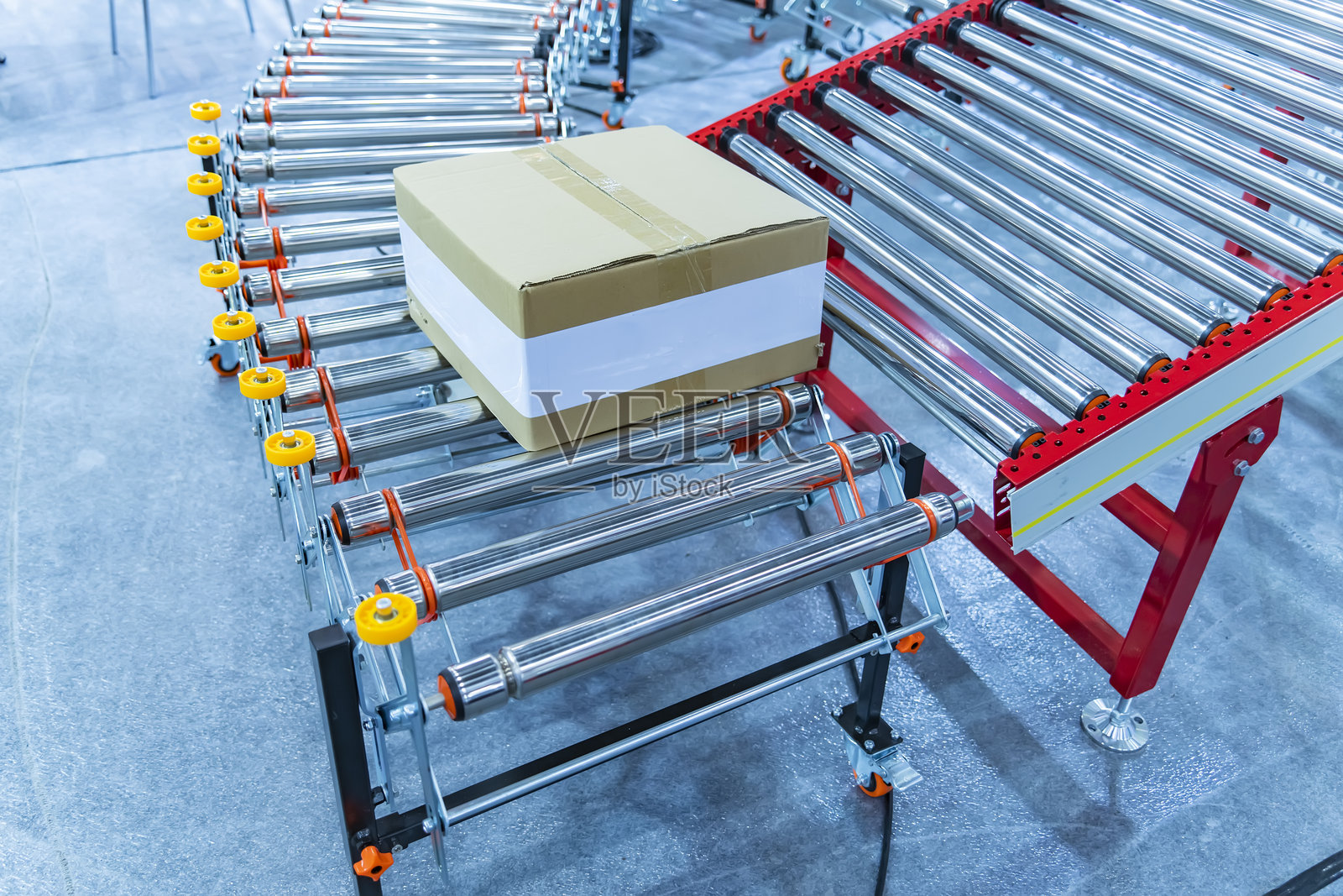 生产线上的箱子与自动输送带,工业轨道照片摄影图片