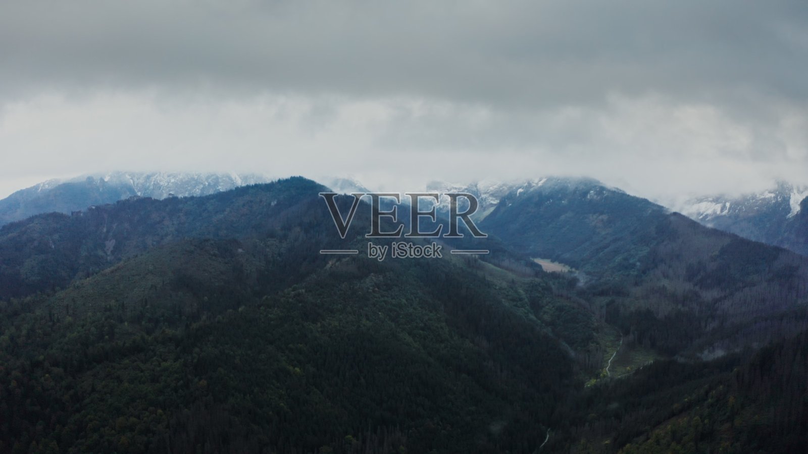 低地中的湖泊山谷景观照片摄影图片