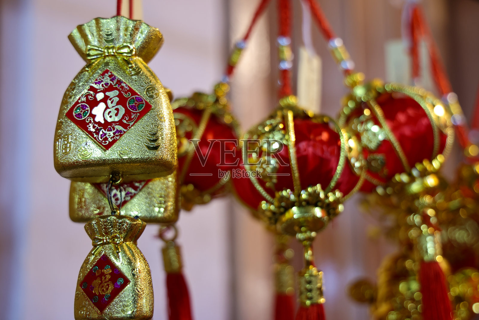 一串红色和金色的中国灯笼悬挂在天花板上照片摄影图片